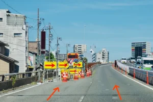 不適切な安価による市場破壊と車線減少による交通渋滞