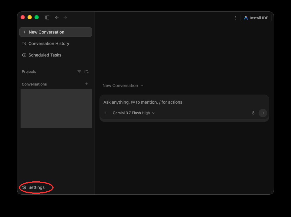 Antigravity の会話画面。左下の Settings を赤丸で示し、会話履歴をマスクしている。